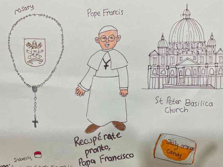«Caro Papa, preghiamo per te». Nei disegni l'abbraccio dei bambini