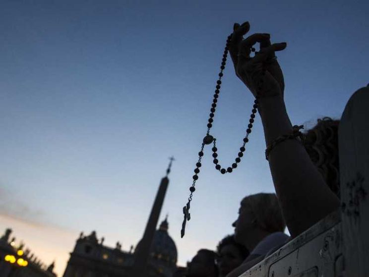 La diretta del Rosario per il Papa con il cardinale Zuppi