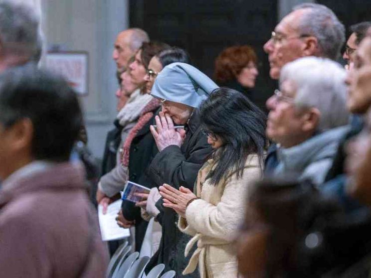 Le preghiere di Zuppi e Reina danno voce all'Italia: il Papa guarisca presto