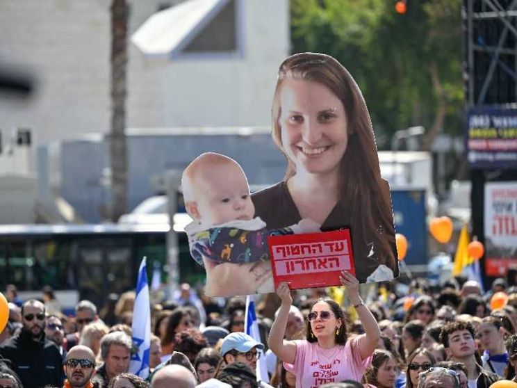 Israele si è fermato per l'addio ai Bibas. «Potevano salvarvi»