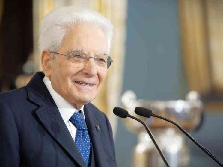 Mattarella: una società piena di solitudini, la risposta è la solidarietà