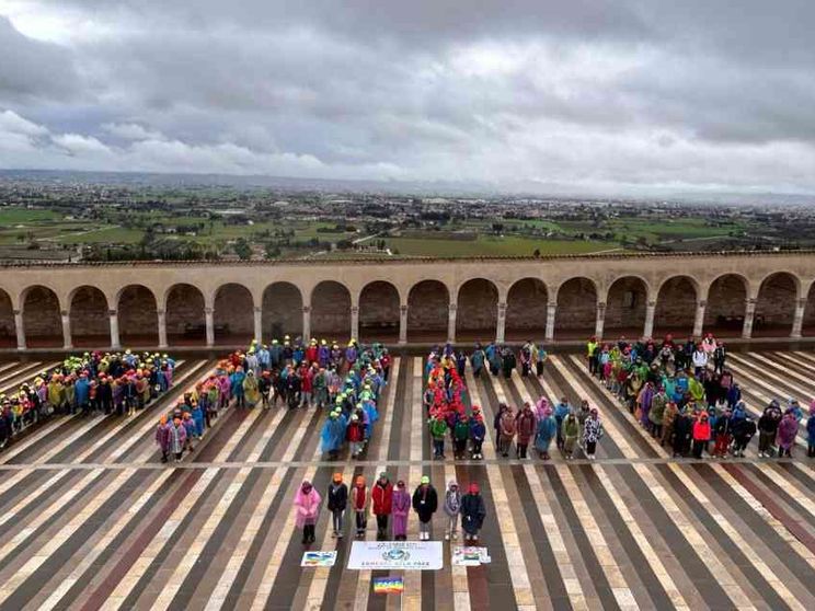 Assisi si colora di pace: 350 bambini per un futuro senza guerre