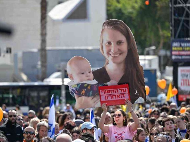 Israele si è fermato per l'addio ai Bibas. «Potevano salvarvi»