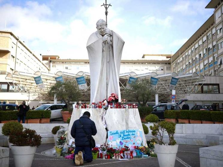 Notte tranquilla del Papa. Oggi ha letto i giornali e continua le terapie