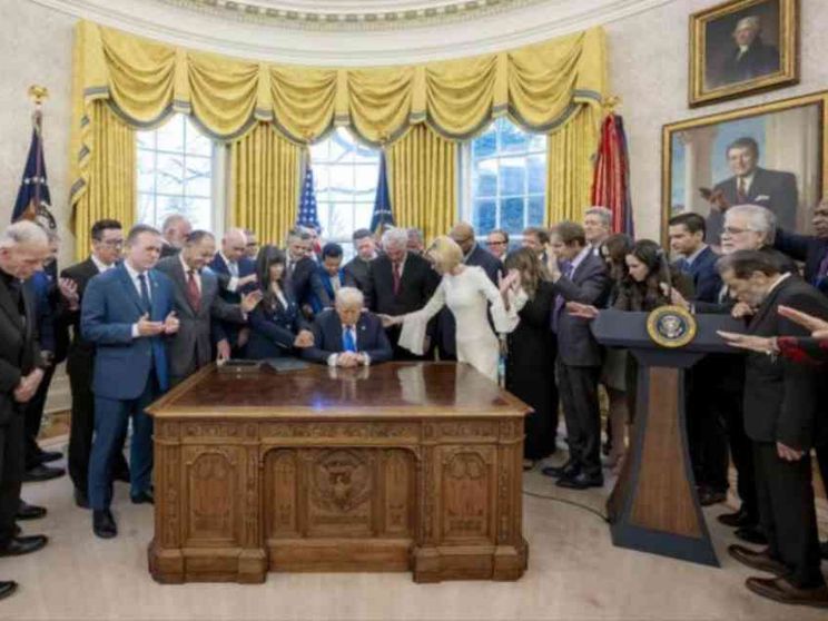 Blasfema la politica che “usa” la Bibbia ma dimentica che Dio è amore per tutti