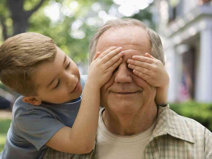 Solitudine ed invecchiamento, il lavoro di cura in carico alle famiglie