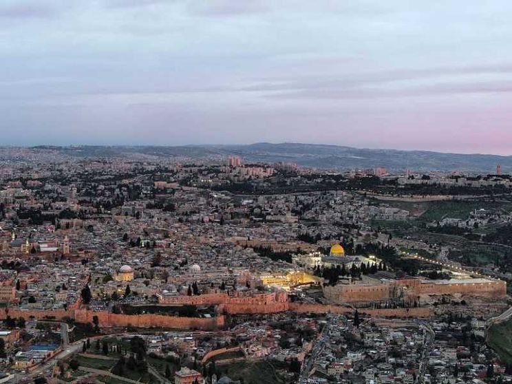 Otto arresti a Gerusalemme. «Hanno sputato contro una chiesa»