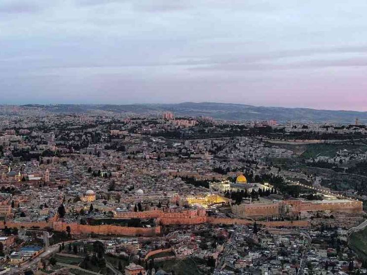 Otto arresti a Gerusalemme. «Hanno sputato contro una chiesa»