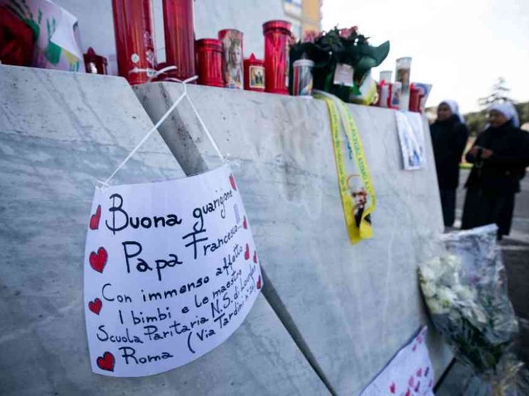 Notte tranquilla per il Papa. «Condizioni stabili»