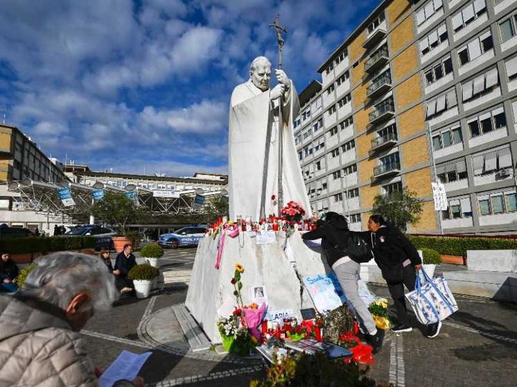 Notte tranquilla per il Papa. «Da qui la guerra appare ancora più assurda»