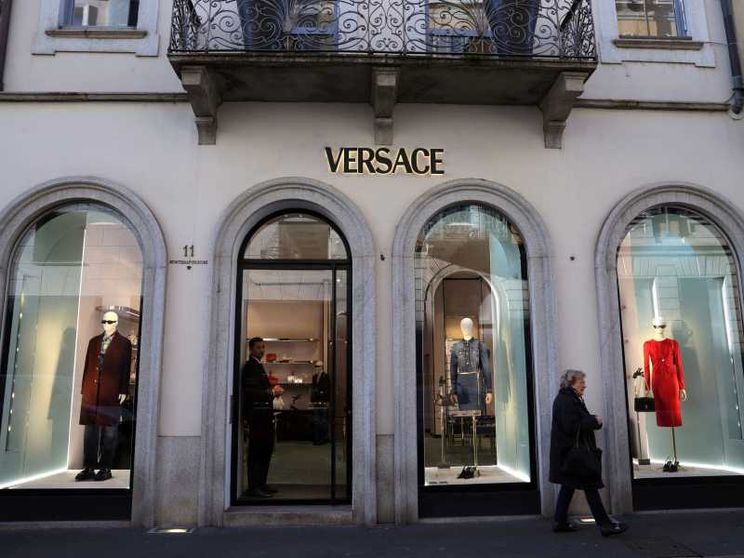 Prada pronta ad acquisire Versace e a sfidare i colossi francesi