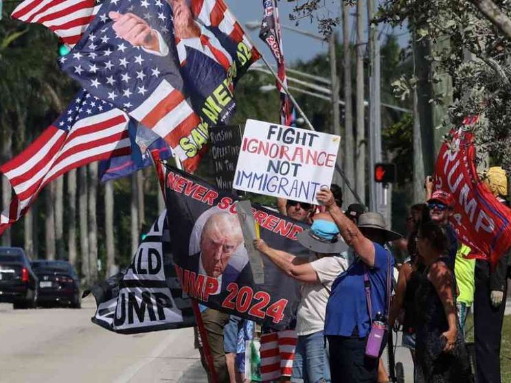 Perché Trump scrive che si deve pensare meno a Putin e più a migranti «stupratori»