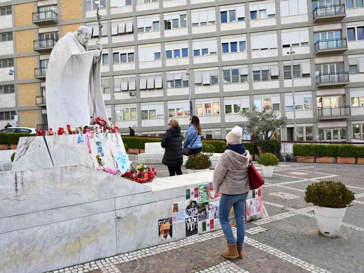 Bene la notte per il Papa. Continua la terapia di ossigeno ad alti flussi