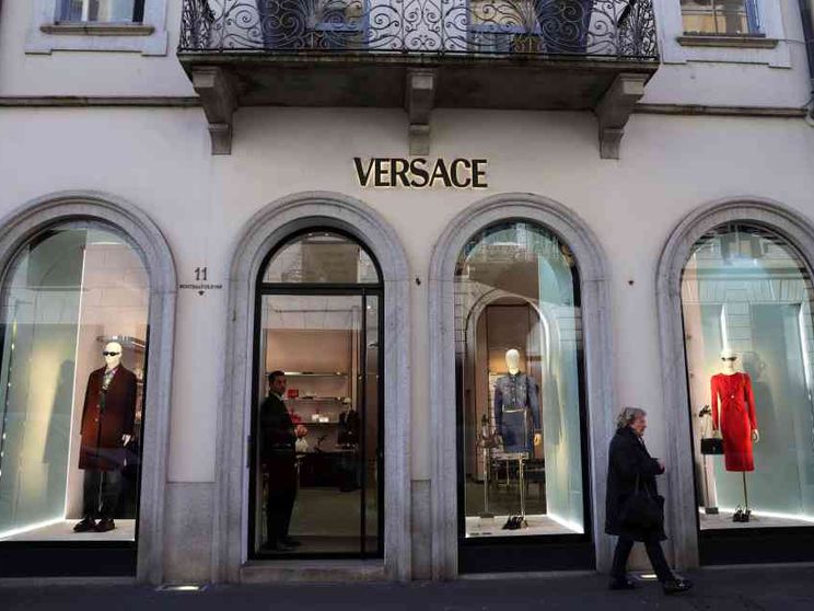 Prada pronta ad acquisire Versace e a sfidare i colossi francesi