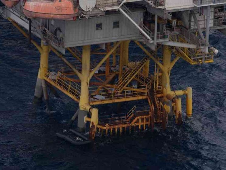 Da tre giorni 35 migranti bloccati su una piattaforma petrolifera