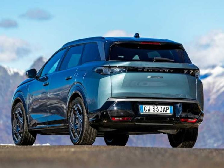 Peugeot e-5008, viaggio nel silenzio a sette posti