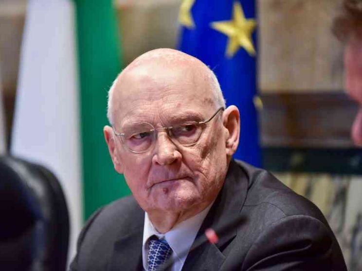 Zamagni: «Perché la corsa al riarmo è un tragico errore»