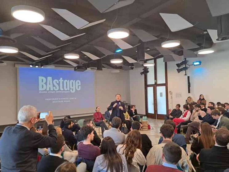 Renzi dice «Bastage», per lo stop ai tirocini sottopagati