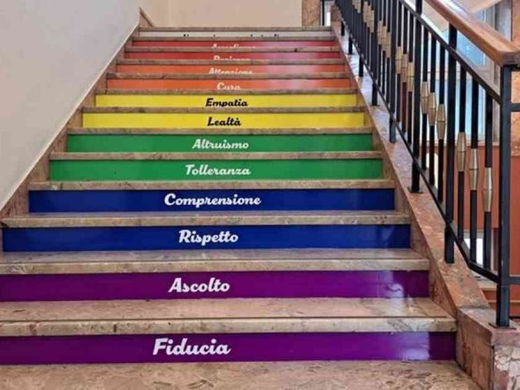Cos'è successo con la scala arcobaleno in una scuola di Verona