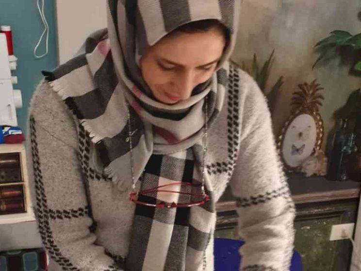 In fuga dall'Afghanistan, con ago e filo la nuova vita di Mariam
