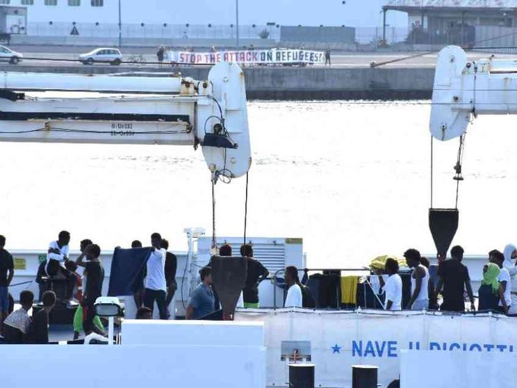 «Diciotti, il governo risarcisca i migranti». Meloni: decisione frustrante