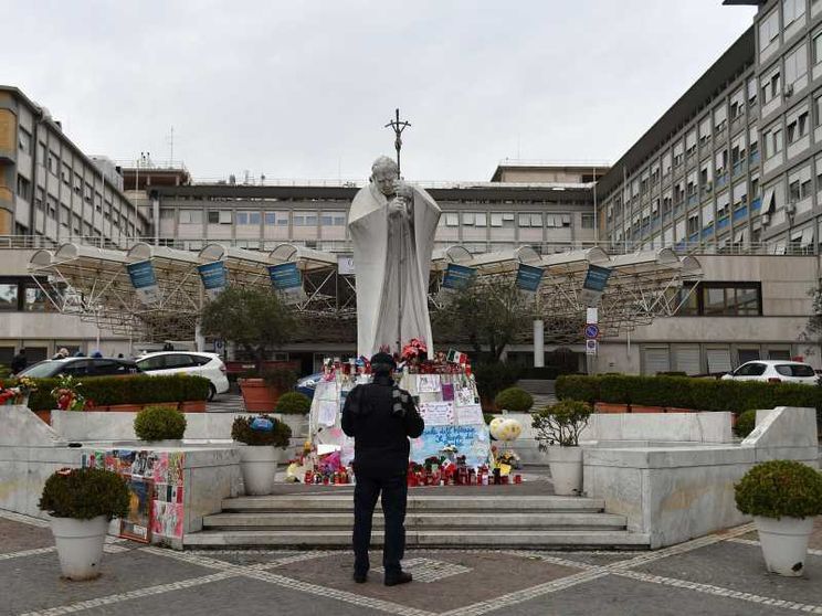 Dopo una notte tranquilla, il Papa prosegue le terapie