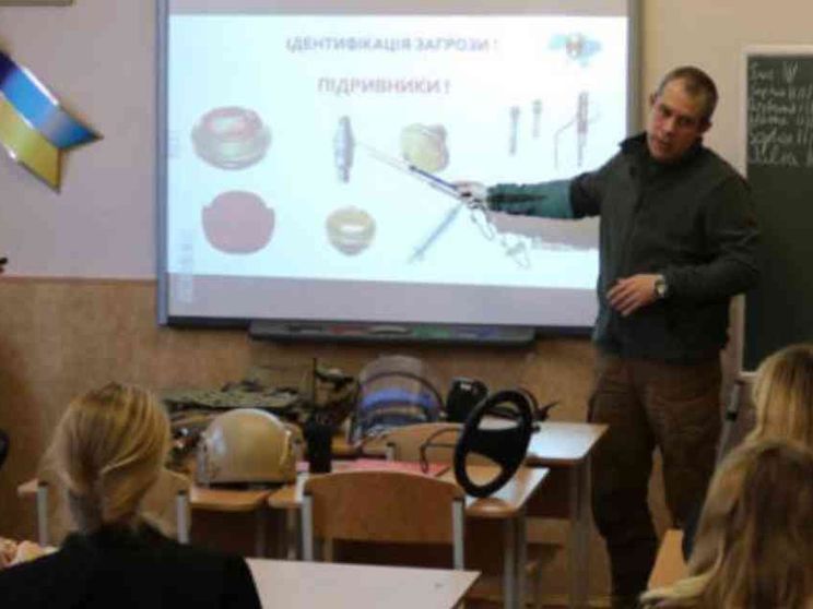 Dai mitra ai droni killer: la guerra va a scuola