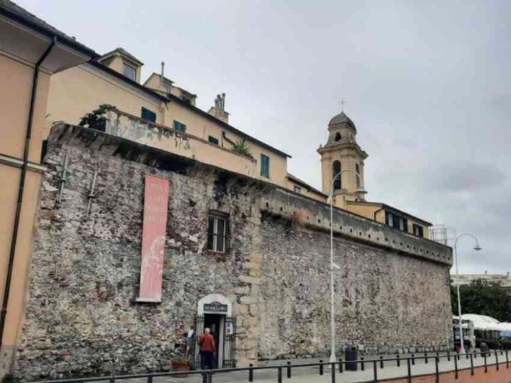 La sfida di dare vita a una comunità tra i carrugi nella zona del porto