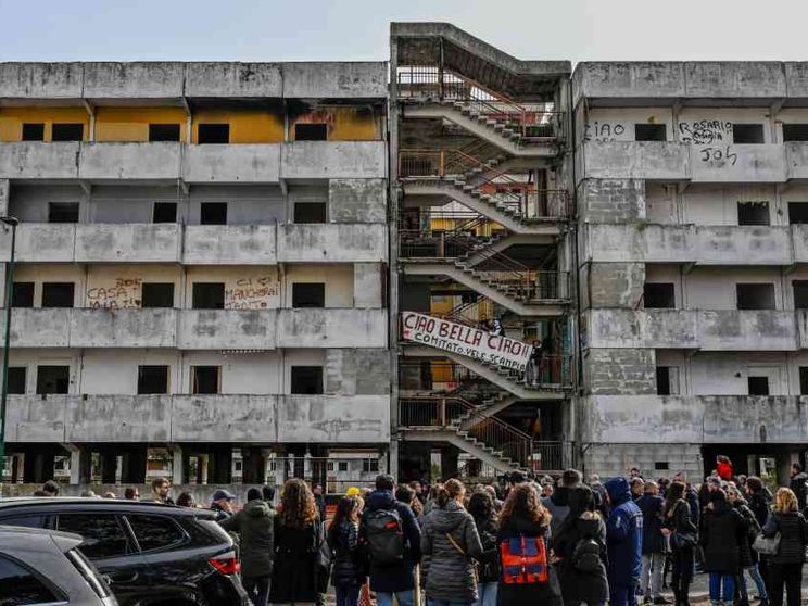 Abbattuta la Vela Gialla: Scampia cancella il “mostro” e progetta il futuro