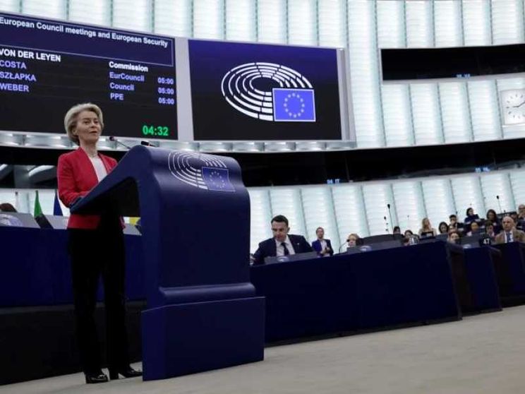 Von der Leyen spinge per il riarmo: «Putin un vicino ostile, non fidiamoci»