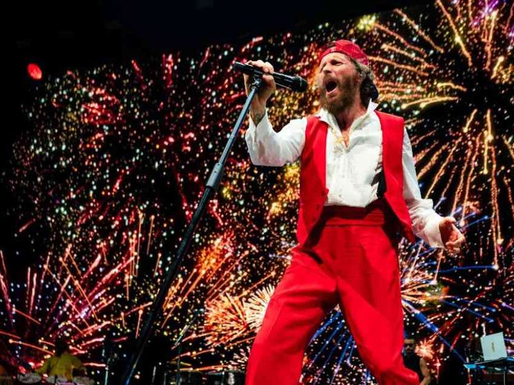 Jovanotti: «Auguri a papa Francesco, unica voce contro la follia»