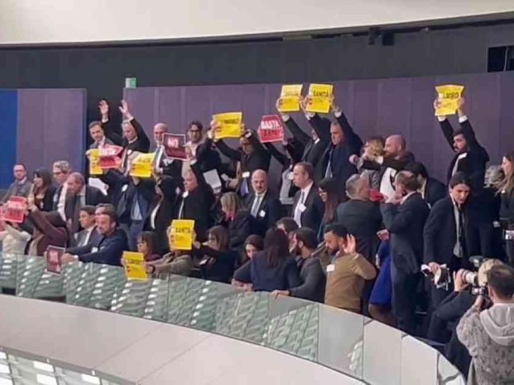 Le armi spaccano la politica italiana. Asse giallorossoverde sul no, Pd diviso