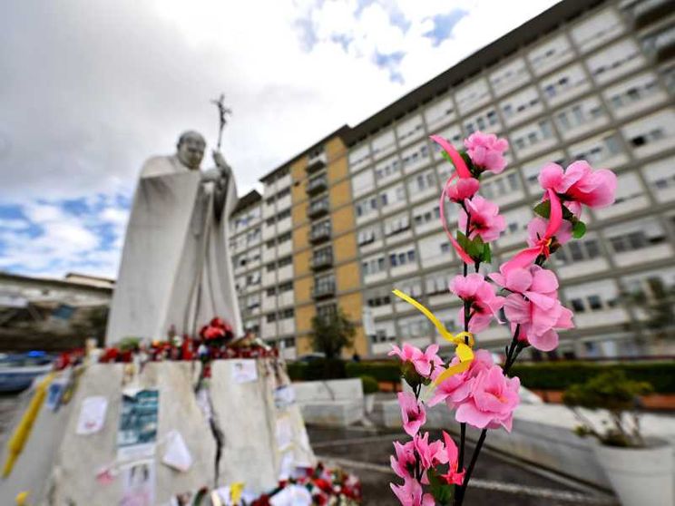 Notte tranquilla per il Papa e mattinata tra preghiera e cure