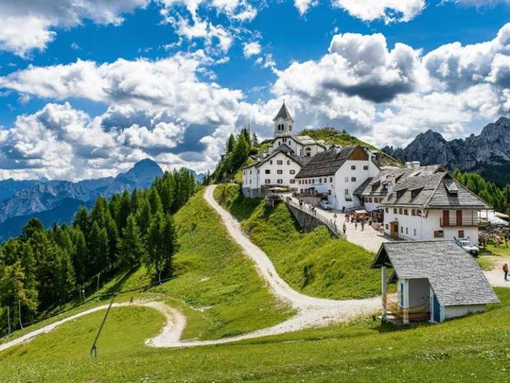 Dal Monte Lussari a San Pietro, la fede sulla Romea Strata