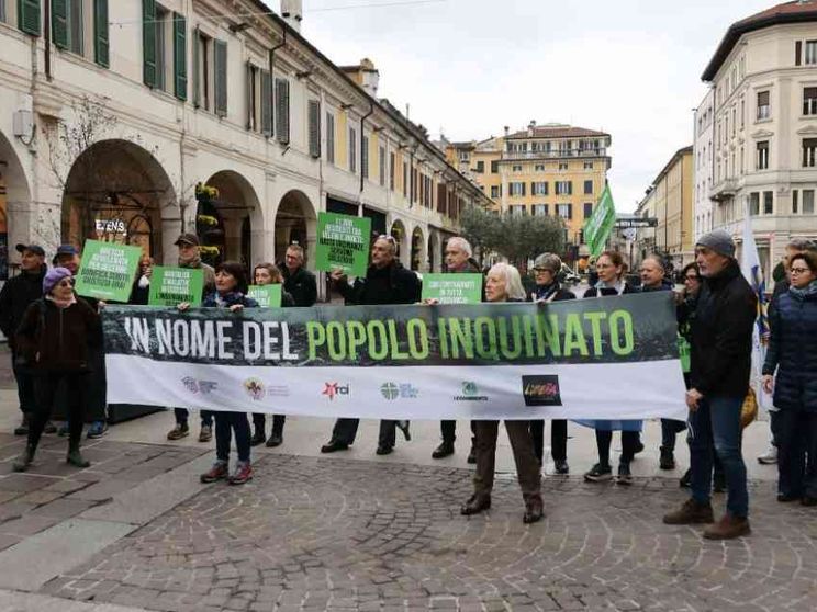 A Brescia un flash mob per chiedere chiarezza sul sito inquinato
