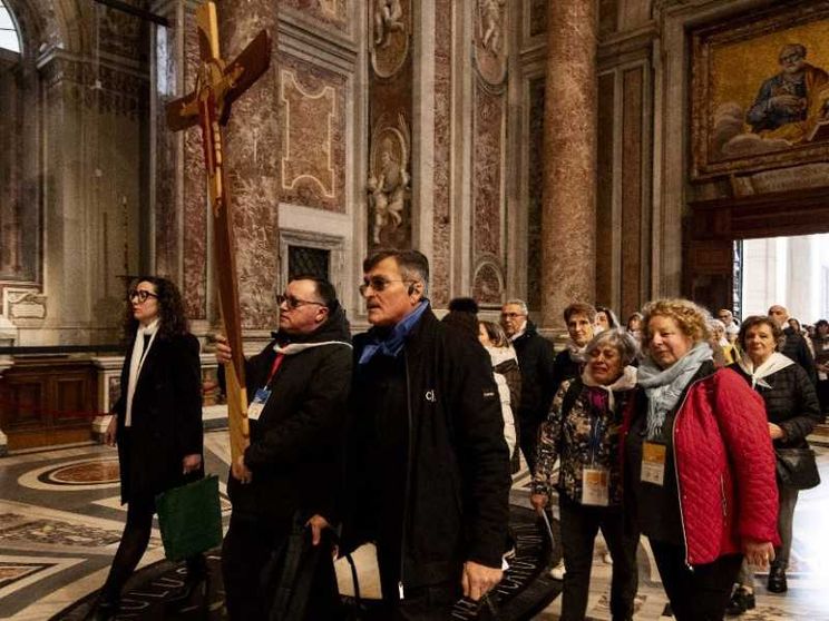 Delpini con la diocesi a Roma: «Sfidati dai tre peccati di oggi»