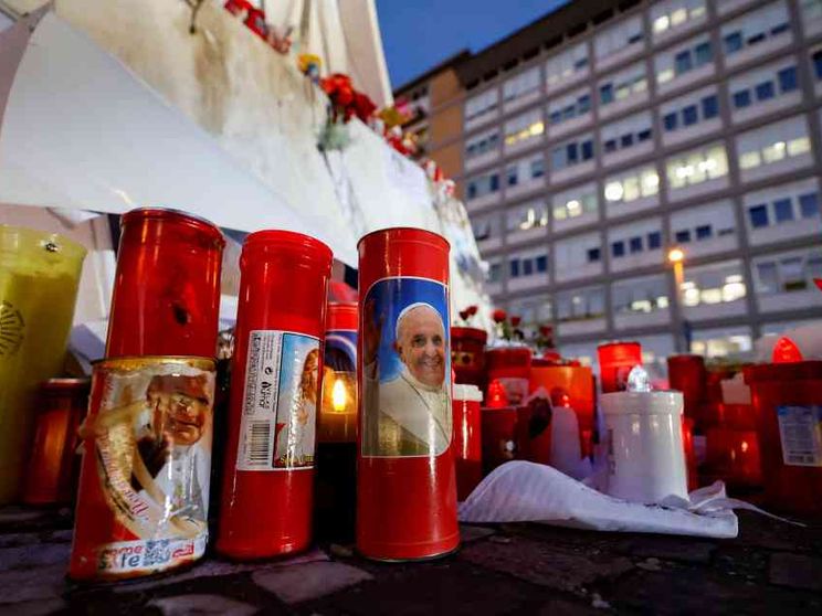 Il Papa stabile. Confermati i miglioramenti