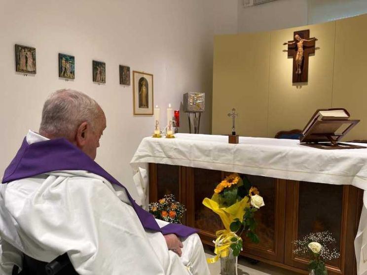 La prima foto del Papa dal ricovero: la Messa in cappella