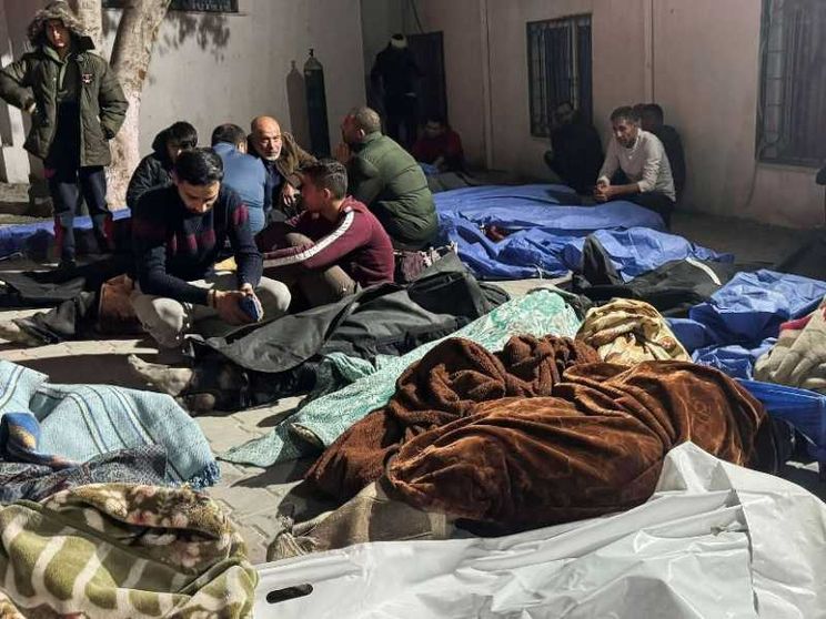 Israele bombarda Gaza, è strage: «Oltre 400 morti, tante donne e bambini»