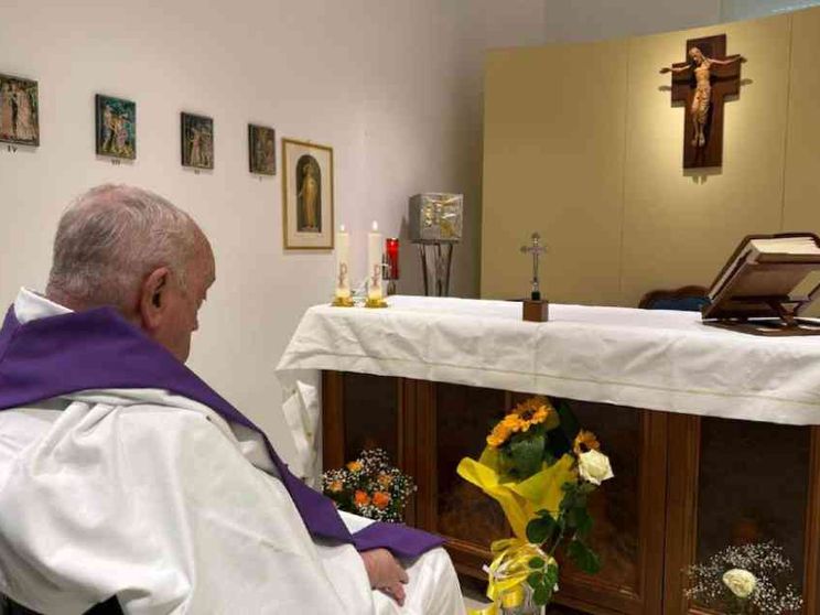 Torniamo un attimo alla foto del Papa e a quello che nessuno ha (ancora) visto