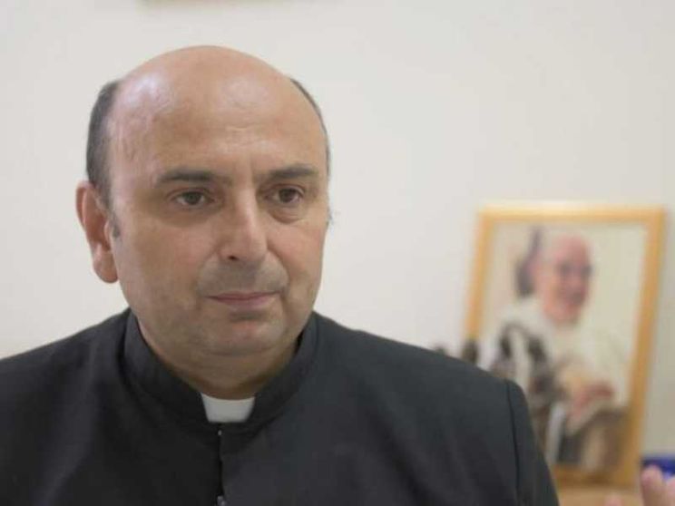 Il parroco di Gaza: «Le bombe, un incubo per i 500 civili che ospitiamo»
