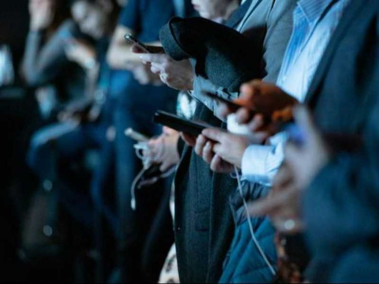Interconnessi, ma non ascoltiamo più. Serve una “comunicazione di speranza”