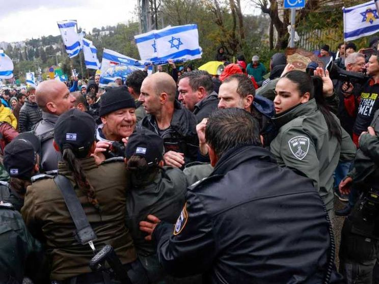 Cariche e cannoni d'acqua sulle proteste: Netanyahu tira dritto e bombarda