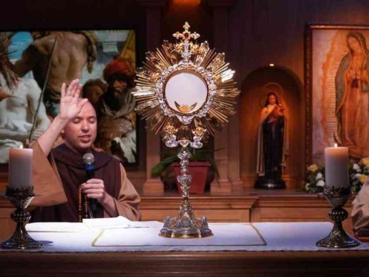 Il Rosario record di frei Gilson: milioni in preghiera alle 4 di mattina