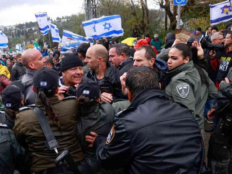 Cariche e cannoni d'acqua sulle proteste: Netanyahu tira dritto e bombarda