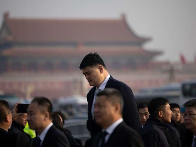 L'ex stella del basket Yao Ming ai ragazzi: spegnete il telefono per 24 ore