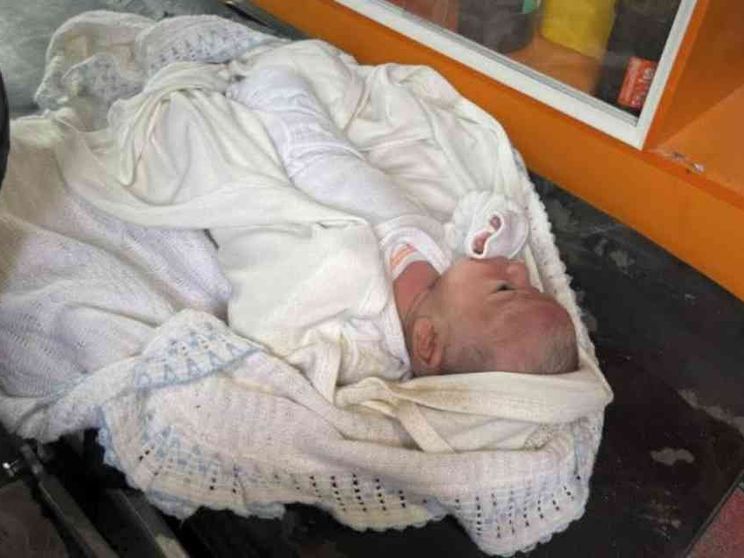 Dall'odio alla speranza: davanti a una neonata estratta viva dalle macerie