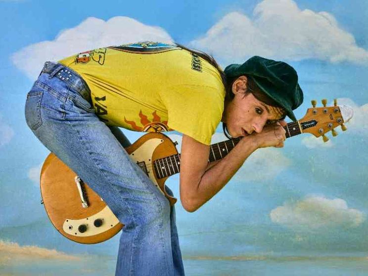 Lucio Corsi: «Sogno coi piedi per terra». Perché il suo album ci piace