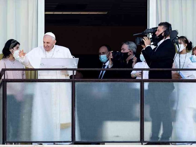 «Papa Francesco ha intenzione di affacciarsi domani per l'Angelus»