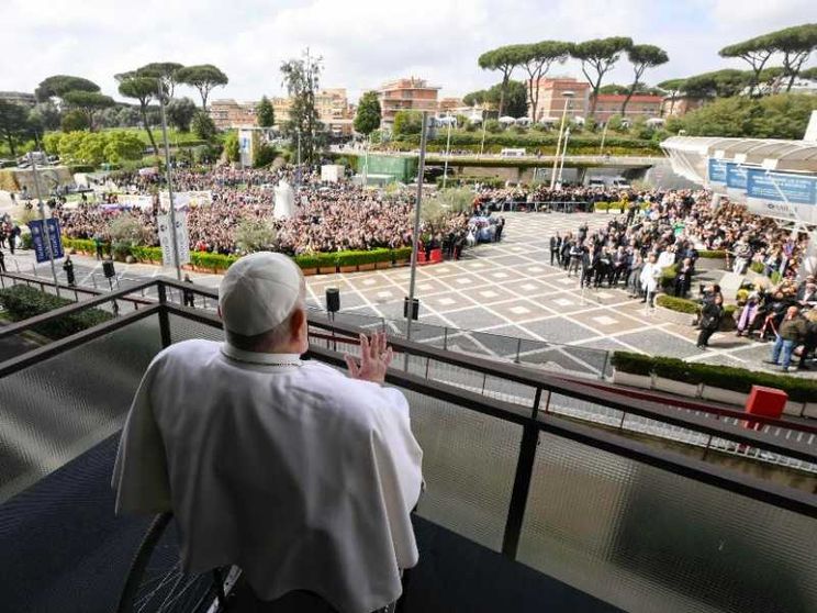 Il saluto ai fedeli, la sosta a Santa Maria Maggiore: il Papa è tornato a casa